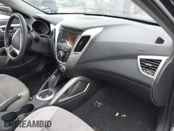 2013 Hyundai Veloster w/Black Int z VIN KMHTC6AD7DU152800, wystawiony jako IAAI lot #42477655 z przebiegiem 93 169 mil mil oraz . Historia ofert i sprzedaży dostępna na DreamBid. Obrazek 5.