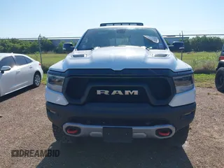 2019 Ram 1500 Rebel z VIN 1C6SRFLT5KN923837, wystawiony jako IAAI lot #41961921 z przebiegiem 68 400 mil mil oraz . Historia ofert i sprzedaży dostępna na DreamBid. Obrazek 6.