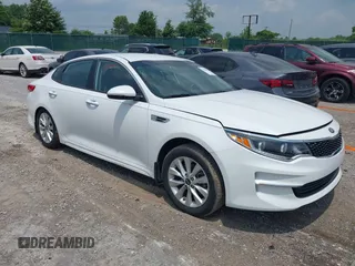 2016 Kia Optima EX z VIN 5XXGU4L34GG094831, wystawiony jako IAAI lot #42428536 z przebiegiem 70 716 mil mil oraz . Historia ofert i sprzedaży dostępna na DreamBid. Obrazek 1.