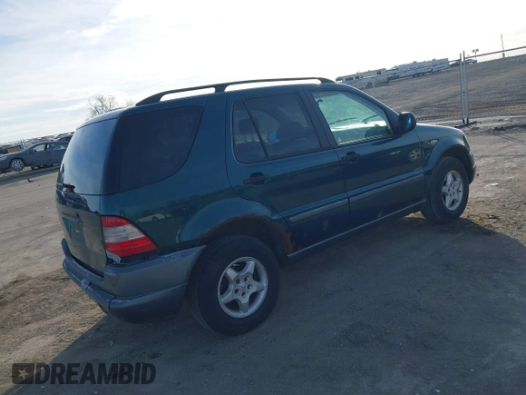 1998 Mercedes-Benz M-Class with VIN 4JGAB54E7WA034632, listed as a IAAI auction lot 41523291 with 153,241 mi miles. Bid and sale history available at carsss.com. Image 4.
