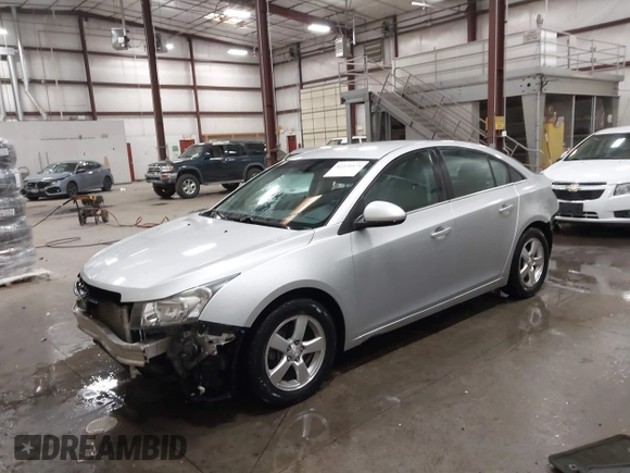 2014 Chevrolet Cruze 1LT z VIN 1G1PC5SB8E7117110, wystawiony jako IAAI lot #42224375 z przebiegiem 81 921 mil mil oraz . Historia ofert i sprzedaży dostępna na DreamBid. Obrazek 20.