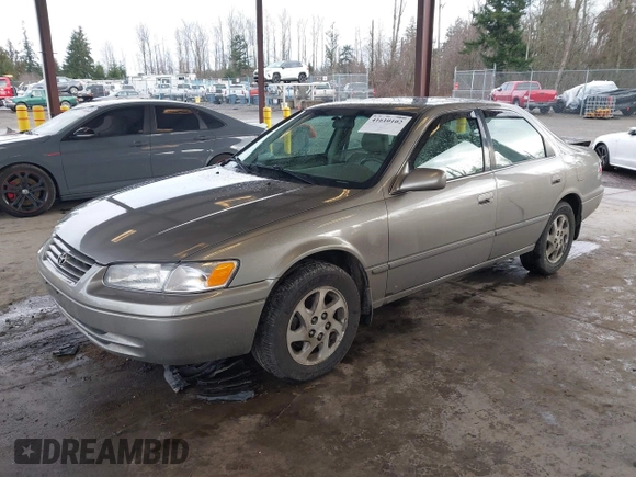1998 Toyota Camry LE z VIN JT2BF28K1W0109514, wystawiony jako IAAI lot #41610102 z przebiegiem 161 266 mil mil oraz . Historia ofert i sprzedaży dostępna na DreamBid. Obrazek 2.