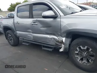 2020 Toyota Tacoma SR5 z VIN 3TMCZ5AN6LM288974, wystawiony jako IAAI lot #42185181 z przebiegiem 94 759 mil mil oraz . Historia ofert i sprzedaży dostępna na DreamBid. Obrazek 13.