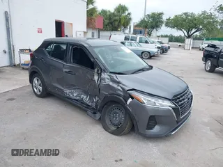 2023 Nissan Kicks S z VIN 3N1CP5BV3PL543504, wystawiony jako IAAI lot #42387560 z przebiegiem 30 740 mil mil oraz . Historia ofert i sprzedaży dostępna na DreamBid. Obrazek 1.