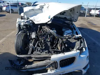 2015 BMW X1 sDrive28i z VIN WBAVM1C50FVZ94553, wystawiony jako IAAI lot #41321995 z przebiegiem Nie podano mil oraz . Historia ofert i sprzedaży dostępna na DreamBid. Obrazek 6.
