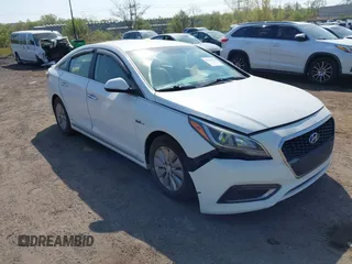 2017 Hyundai Sonata Hybrid SE with VIN KMHE24L1XHA058355, listed as a IAAI auction lot 42114412 with 245,282 mi miles. Bid and sale history available at carsss.com. Image 1.
