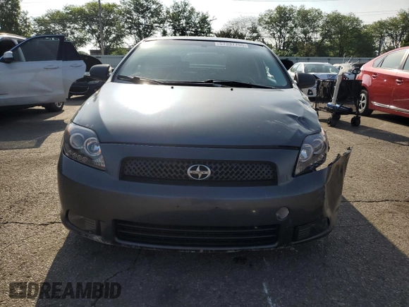 2008 Scion tC Spec z VIN JTKDE167X80254624, wystawiony jako Copart lot #57337755 z przebiegiem 205 339 mil mil oraz Szkoda całkowita • Salvage title. Historia ofert i sprzedaży dostępna na DreamBid. Obrazek 5.