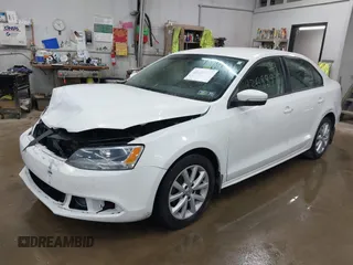 2012 Volkswagen Jetta SE z VIN 3VWDP7AJXCM075722, wystawiony jako IAAI lot #42688997 z przebiegiem 121 348 mil mil oraz . Historia ofert i sprzedaży dostępna na DreamBid. Obrazek 2.