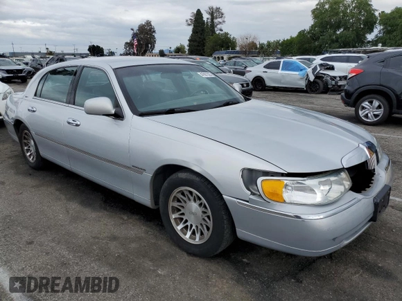 2002 Lincoln Town Car Signature z VIN 1LNHM82W52Y661319, wystawiony jako Copart lot #47887325 z przebiegiem 88 713 mil mil oraz Szkoda całkowita • Salvage title. Historia ofert i sprzedaży dostępna na DreamBid. Obrazek 4.
