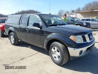 2006 Nissan Frontier SE z VIN 1N6AD06U86C428504, wystawiony jako IAAI lot #41763096 z przebiegiem 108 310 mil mil oraz . Historia ofert i sprzedaży dostępna na DreamBid. Obrazek 1.