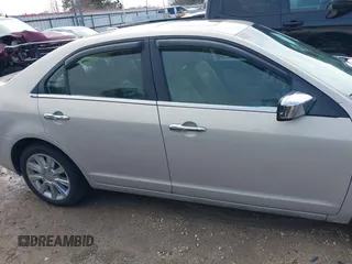 2010 Lincoln MKZ z VIN 3LNHL2GC5AR605750, wystawiony jako IAAI lot #41542836 z przebiegiem 146 347 mil mil oraz . Historia ofert i sprzedaży dostępna na DreamBid. Obrazek 13.