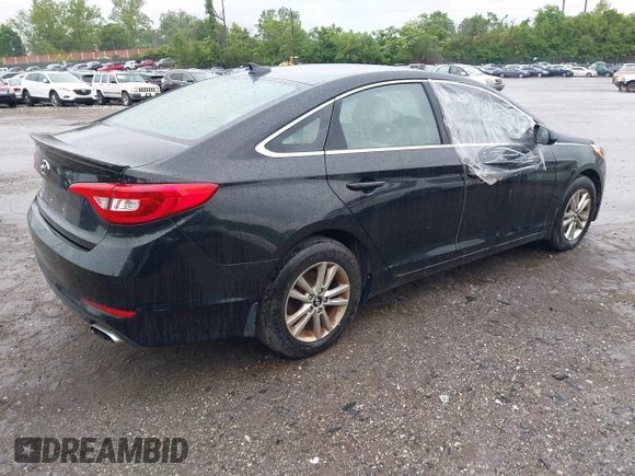 2017 Hyundai Sonata 2.4L z VIN 5NPE24AF2HH483323, wystawiony jako IAAI lot #42322738 z przebiegiem 144 607 mil mil oraz . Historia ofert i sprzedaży dostępna na DreamBid. Obrazek 4.