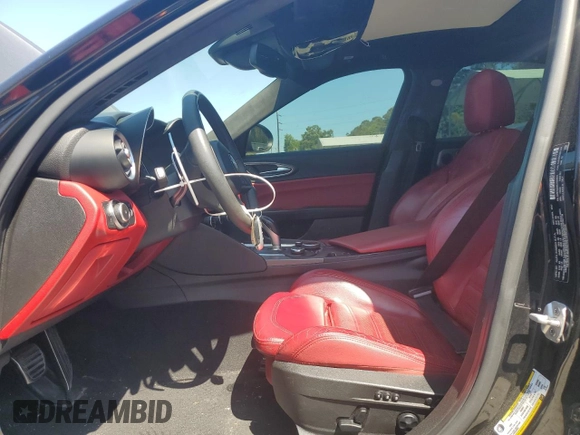 2018 Alfa Romeo Giulia Ti Lusso z VIN ZARFAEEN5J7566856, wystawiony jako Copart lot #52622205 z przebiegiem 68 656 mil mil oraz Szkody całkowita. Historia ofert i sprzedaży dostępna na DreamBid. Obrazek 7.