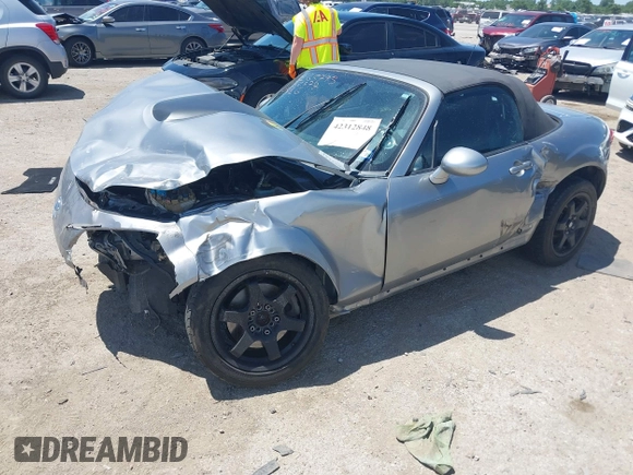 2013 Mazda MX-5 Miata Sport z VIN JM1NC2JF8D0232377, wystawiony jako IAAI lot #42312848 z przebiegiem Nie podano mil oraz . Historia ofert i sprzedaży dostępna na DreamBid. Obrazek 18.