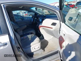 2012 Toyota Sienna XLE AAS z VIN 5TDYK3DC7CS277944, wystawiony jako IAAI lot #41311855 z przebiegiem 224 239 mil mil oraz . Historia ofert i sprzedaży dostępna na DreamBid. Obrazek 5.