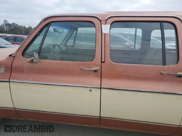 1977 Chevrolet Suburban z VIN CCL167F144344, wystawiony jako Copart lot #78394504 z przebiegiem 73 322 mil mil oraz Szkoda całkowita • Salvage title. Historia ofert i sprzedaży dostępna na DreamBid. Obrazek 13.