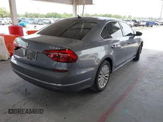 2017 Volkswagen Passat SE z VIN 1VWBT7A32HC031209, wystawiony jako IAAI lot #42445548 z przebiegiem 83 477 mil mil oraz . Historia ofert i sprzedaży dostępna na DreamBid. Obrazek 4.