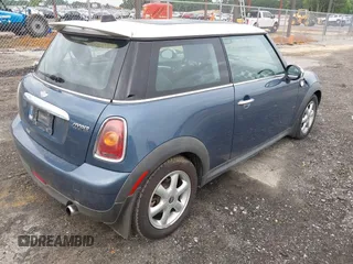 2010 MINI Hardtop z VIN WMWMF3C5XATZ26122, wystawiony jako IAAI lot #42377547 z przebiegiem 198 506 mil mil oraz . Historia ofert i sprzedaży dostępna na DreamBid. Obrazek 4.