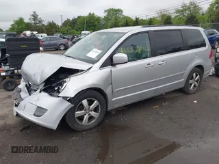 2011 Volkswagen Routan SE z VIN 2V4RW3DGXBR772583, wystawiony jako IAAI lot #42222200 z przebiegiem 213 724 mil mil oraz . Historia ofert i sprzedaży dostępna na DreamBid. Obrazek 2.