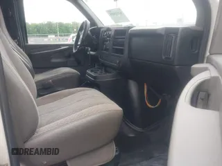 2013 Chevrolet Express Cargo z VIN 1GCSGAFX7D1113541, wystawiony jako IAAI lot #42333488 z przebiegiem 372 734 mil mil oraz . Historia ofert i sprzedaży dostępna na DreamBid. Obrazek 5.
