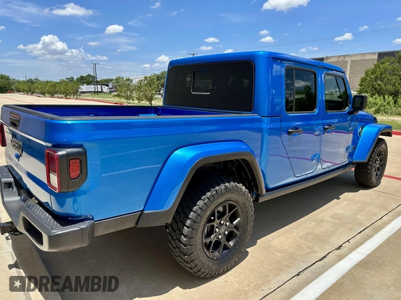 2024 Jeep Gladiator Sport S with VIN 1C6HJTAG0RL123040, listed as a IAAI auction lot 42628429 with 15,046 mi miles and . Bid and sale history available at DreamBid. Image 4.
