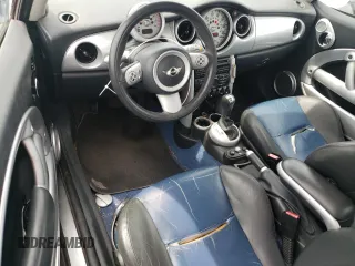 2005 MINI Hardtop z VIN WMWRC33575TJ72830, wystawiony jako Copart lot #53948105 z przebiegiem 121 751 mil mil oraz Szkoda całkowita • Salvage title. Historia ofert i sprzedaży dostępna na DreamBid. Obrazek 8.