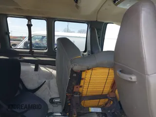2008 Chevrolet Express Passenger z VIN 1GAHG35K981127449, wystawiony jako IAAI lot #42062262 z przebiegiem 243 575 mil mil oraz . Historia ofert i sprzedaży dostępna na DreamBid. Obrazek 8.