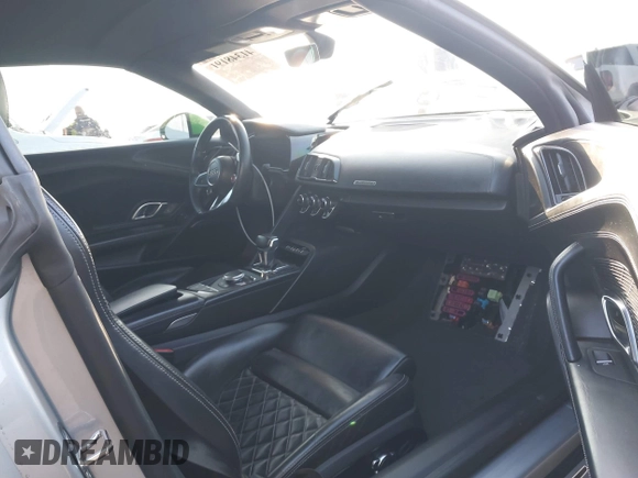 2017 Audi R8 z VIN WUAVACFX5H7903923, wystawiony jako IAAI lot #41348191 z przebiegiem 53 883 mil mil oraz . Historia ofert i sprzedaży dostępna na DreamBid. Obrazek 5.