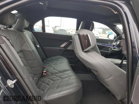 2024 BMW 7 Series 740i z VIN WBA23EH09RCP80655, wystawiony jako Copart lot #59380475 z przebiegiem 16 424 mil mil oraz Czysty tytuł • Clean title. Historia ofert i sprzedaży dostępna na DreamBid. Obrazek 10.