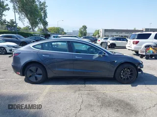 2018 Tesla Model 3 Long Range Battery z VIN 5YJ3E1EA2JF039262, wystawiony jako IAAI lot #42463443 z przebiegiem 77 482 mil mil oraz . Historia ofert i sprzedaży dostępna na DreamBid. Obrazek 14.