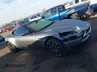 2017 Aston Martin DB11 z VIN SCFRMFAVXHGL02389, wystawiony jako IAAI lot #41664146 z przebiegiem 6 616 mil mil oraz . Historia ofert i sprzedaży dostępna na DreamBid. Obrazek 13.
