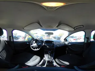 2018 Ford Focus SE z VIN 1FADP3F27JL245603, wystawiony jako IAAI lot #41773395 z przebiegiem 94 044 mil mil oraz . Historia ofert i sprzedaży dostępna na DreamBid. Obrazek 18.