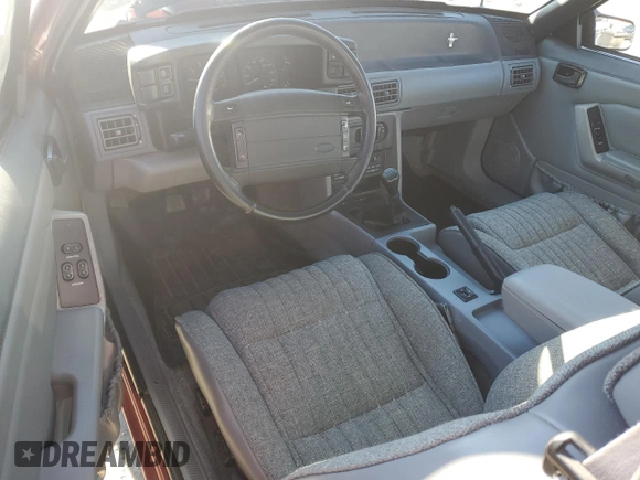 1993 Ford Mustang z VIN 1FACP40E4PF155840, wystawiony jako Copart lot #88301375 z przebiegiem 2 135 mil mil oraz Czysty tytuł • Clean title. Historia ofert i sprzedaży dostępna na DreamBid. Obrazek 8.
