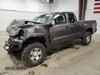 2018 Toyota Tacoma SR z VIN 5TFSX5EN9JX059983, wystawiony jako Copart lot #52705895 z przebiegiem 46 134 mil mil oraz Szkoda całkowita • Salvage title. Historia ofert i sprzedaży dostępna na DreamBid. Obrazek 1.