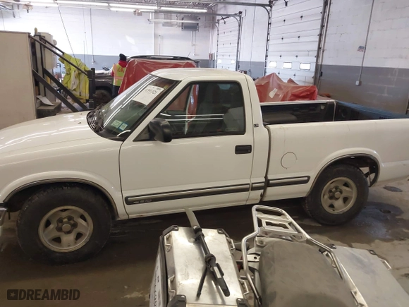 2000 Chevrolet S-10 LS with VIN 1GCCS144XYK137103, listed as a IAAI auction lot 41391321 with 128,146 mi miles. Bid and sale history available at carsss.com. Image 15.