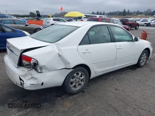 2002 Toyota Camry LE z VIN 4T1BE32K52U081479, wystawiony jako IAAI lot #41344104 z przebiegiem 243 950 mil mil oraz . Historia ofert i sprzedaży dostępna na DreamBid. Obrazek 4.