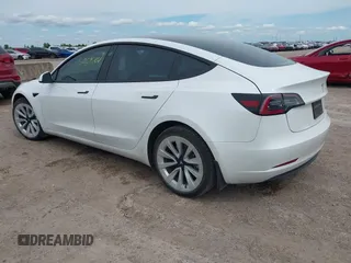 2022 Tesla Model 3 Long Range z VIN 5YJ3E1EB7NF241075, wystawiony jako IAAI lot #42217269 z przebiegiem 28 856 mil mil oraz . Historia ofert i sprzedaży dostępna na DreamBid. Obrazek 3.