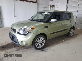 2013 Kia Soul + z VIN KNDJT2A61D7496157, wystawiony jako Copart lot #49420285 z przebiegiem Nie podano mil oraz Szkoda całkowita • Salvage title. Historia ofert i sprzedaży dostępna na DreamBid. Obrazek 1.