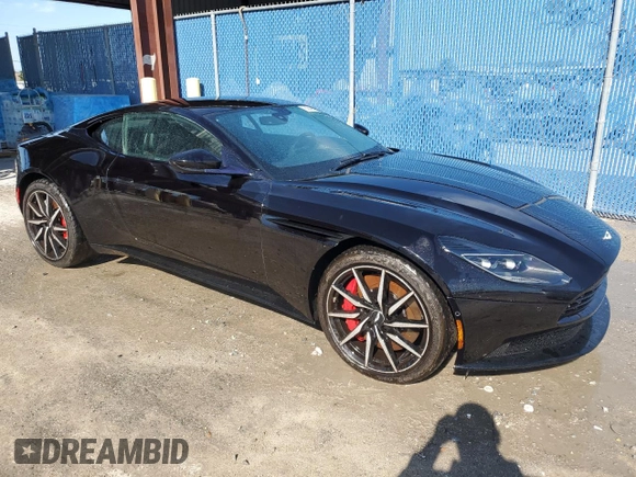 2018 Aston Martin DB11 V8 z VIN SCFRMFAW3JGL04645, wystawiony jako Copart lot #83042994 z przebiegiem Nie podano mil oraz Nie do naprawy. Historia ofert i sprzedaży dostępna na DreamBid. Obrazek 4.