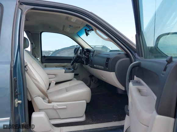 2011 Chevrolet Silverado 1500 LT with VIN 1GCRCSE03BZ164361, listed as a IAAI auction lot 41567590 with 197,659 mi miles. Bid and sale history available at carsss.com. Image 5.