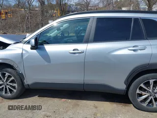 2022 Toyota Corolla Cross XLE z VIN 7MUEAABG1NV020142, wystawiony jako IAAI lot #41925148 z przebiegiem 36 047 mil mil oraz . Historia ofert i sprzedaży dostępna na DreamBid. Obrazek 15.