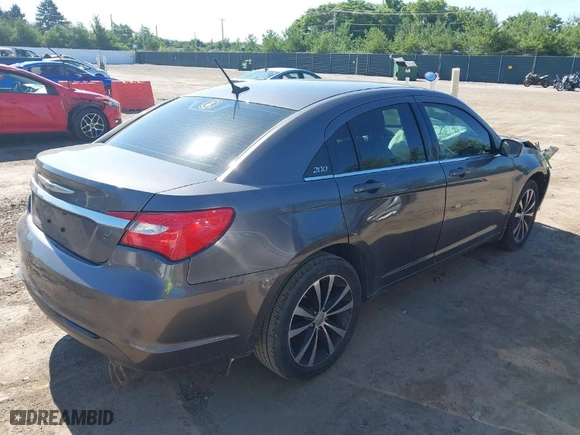 2014 Chrysler 200 Limited with VIN 1C3CCBCG9EN179372, listed as a IAAI auction lot 39746040 with 92,227 mi miles. Bid and sale history available at carsss.com. Image 4.