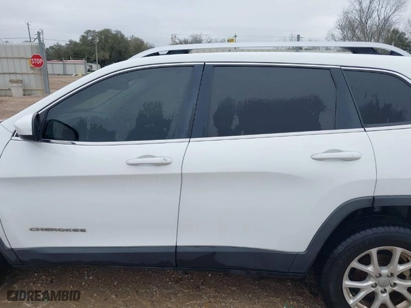 2017 Jeep Cherokee Latitude with VIN 1C4PJLCB9HW572123, listed as a IAAI auction lot 41610441 with 106,738 mi miles. Bid and sale history available at carsss.com. Image 14.