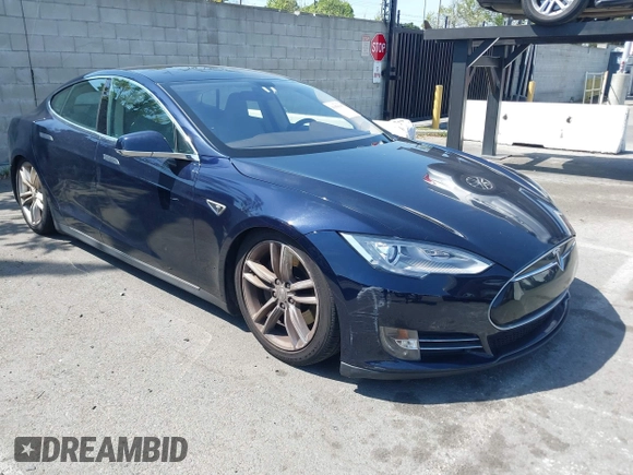 2013 Tesla Model S with VIN 5YJSA1CNXDFP06077, listed as a IAAI auction lot 41958105 with 84,773 mi miles. Bid and sale history available at carsss.com. Image 1.