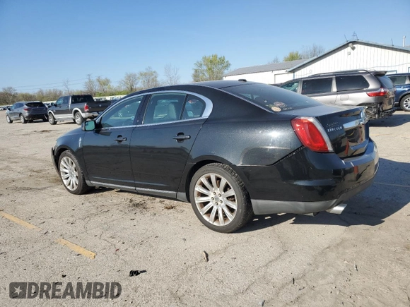 2011 Lincoln MKS z VIN 1LNHL9DR1BG607036, wystawiony jako Copart lot #53512305 z przebiegiem 159 921 mil mil oraz Szkoda całkowita • Salvage title. Historia ofert i sprzedaży dostępna na DreamBid. Obrazek 2.