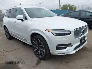 2024 Volvo XC90 Plus Bright Theme z VIN YV4062PE4R1146319, wystawiony jako IAAI lot #42206319 z przebiegiem 23 267 mil mil oraz . Historia ofert i sprzedaży dostępna na DreamBid. Obrazek 1.