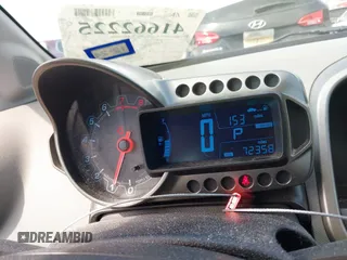 2012 Chevrolet Sonic LTZ z VIN 1G1JE5SB8C4210627, wystawiony jako IAAI lot #41662225 z przebiegiem 72 358 mil mil oraz . Historia ofert i sprzedaży dostępna na DreamBid. Obrazek 16.