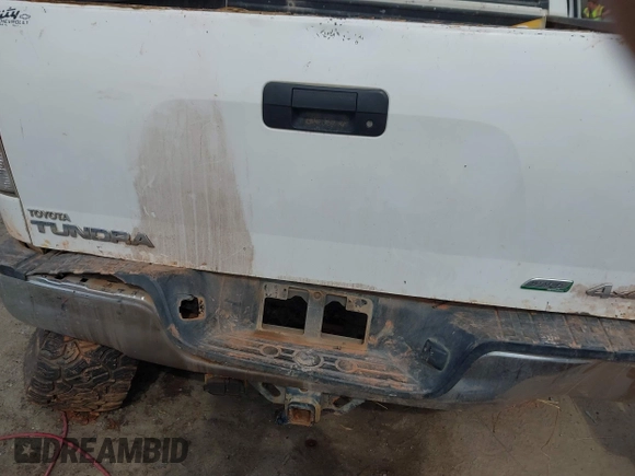 2013 Toyota Tundra z VIN 5TFDW5F13DX275744, wystawiony jako IAAI lot #41689927 z przebiegiem 259 732 mil mil oraz . Historia ofert i sprzedaży dostępna na DreamBid. Obrazek 20.