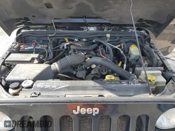2007 Jeep Wrangler Unlimited Sahara with VIN 1J4GA59197L121262, listed as a Copart auction lot 61551685 with 233,309 mi miles and Clean title. Bid and sale history available at DreamBid. Image 12.