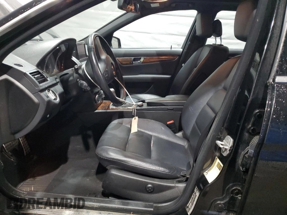 2011 Mercedes-Benz C 300 Sport z VIN WDDGF8BB5BR140804, wystawiony jako Copart lot #55286805 z przebiegiem 137 640 mil mil oraz Szkoda całkowita • Salvage title. Historia ofert i sprzedaży dostępna na DreamBid. Obrazek 7.